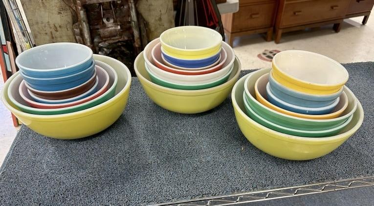 (21) PYREX bowls, assorted sizes, nice estate condition, just as we found them. (1 of 2)
