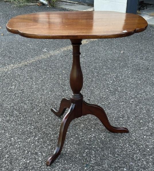 Nice mahogany tilt top stand, clean condition, top measures 25" X 18".: Nice mahogany tilt top stand, clean condition, top measures 25" X 18".