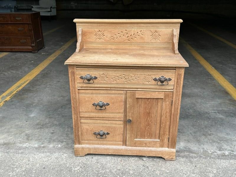 Oak chip carved washstand with backsplash, needs a little tightening up, from Hudson Valley estate. (1 of 2)