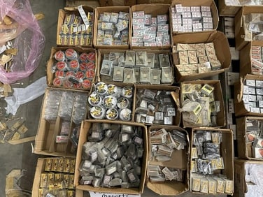 Pallet misc. advertising magnets, metal and diverse, 1000's of pcs.