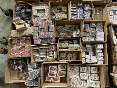 Pallet misc. advertising magnets, metal and diverse, 1000's of pcs.