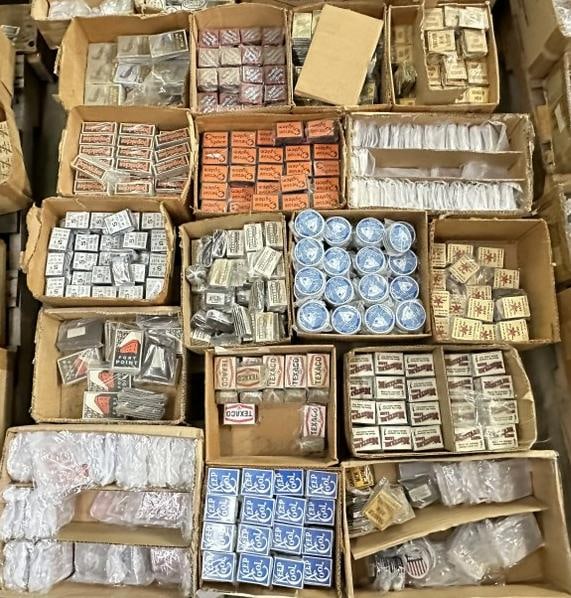 Pallet misc. advertising magnets, metal and diverse, 1000's of pcs. (1 of 1)