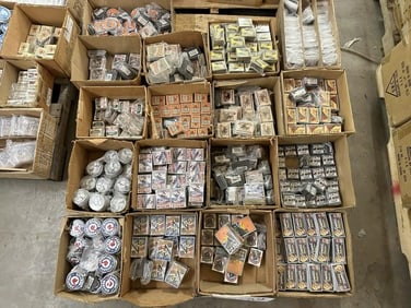 Pallet misc. advertising magnets, metal and diverse, 1000's of pcs.
