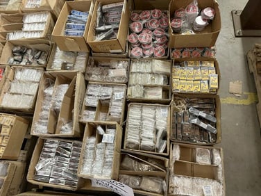 Pallet misc. advertising magnets, metal and diverse, 1000's of pcs.