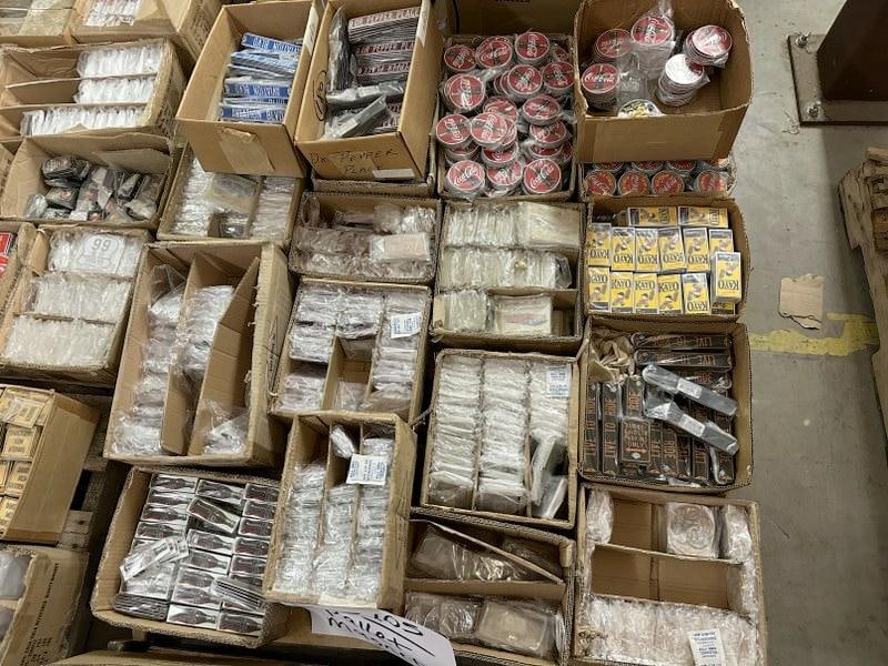 Pallet misc. advertising magnets, metal and diverse, 1000's of pcs. (1 of 1)