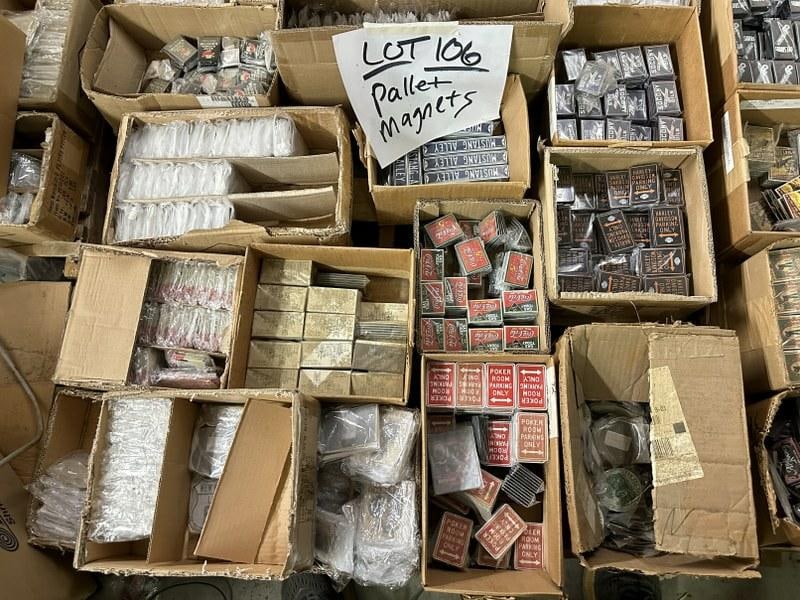 Pallet misc. advertising magnets, metal and diverse, 1000's of pcs. (1 of 1)