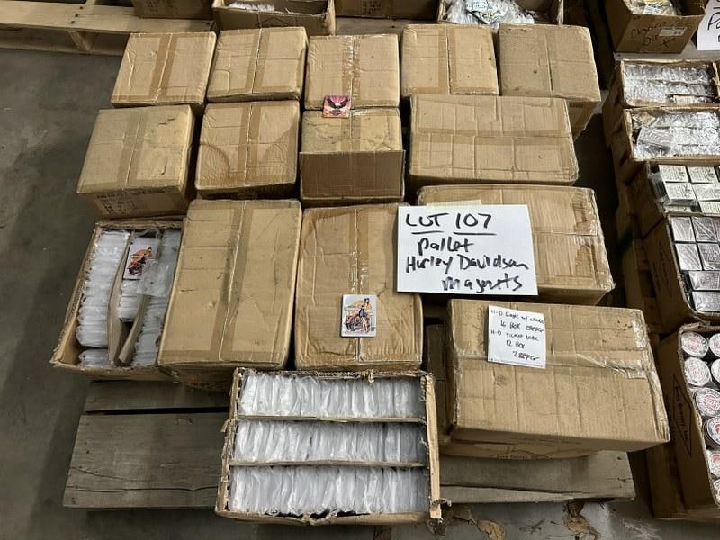 (28) cases of HARLEY DAVIDSON magnets, 2 different versions, (28) cases, 288 in each case, 8064: (28) cases of HARLEY DAVIDSON magnets, 2 different versions, (28) cases, 288 in each case, 8064 total pieces.