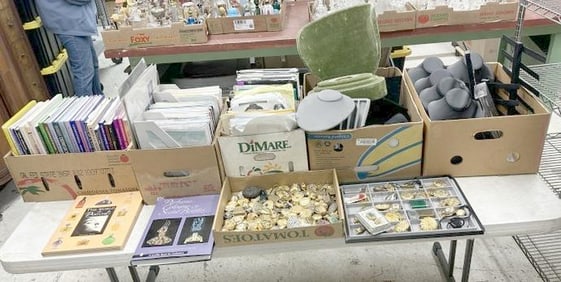 Big PERFUME & related lot, includes reference books, jewelry displays, perfume display, small boxes