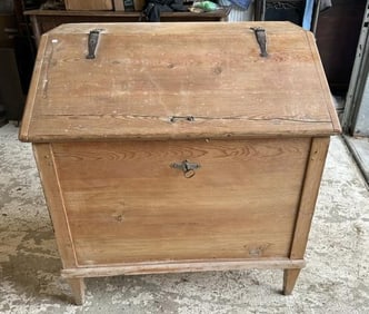 Nice Swedish pine lift top storage box, kindling was kept in it, from Woodstock, N.Y. estate, just