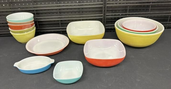 (13 pcs. Vintage PYREX , good estate condition, good lot for a dealer to sort out…: (13 pcs. Vintage PYREX , good estate condition, good lot for a dealer to sort out…
