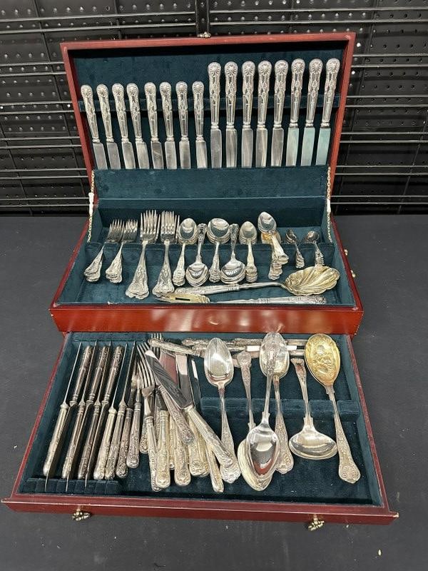 Box silverplate flatware, service for (8) at least, nice condition, in wood case. Just as we found (1 of 5)