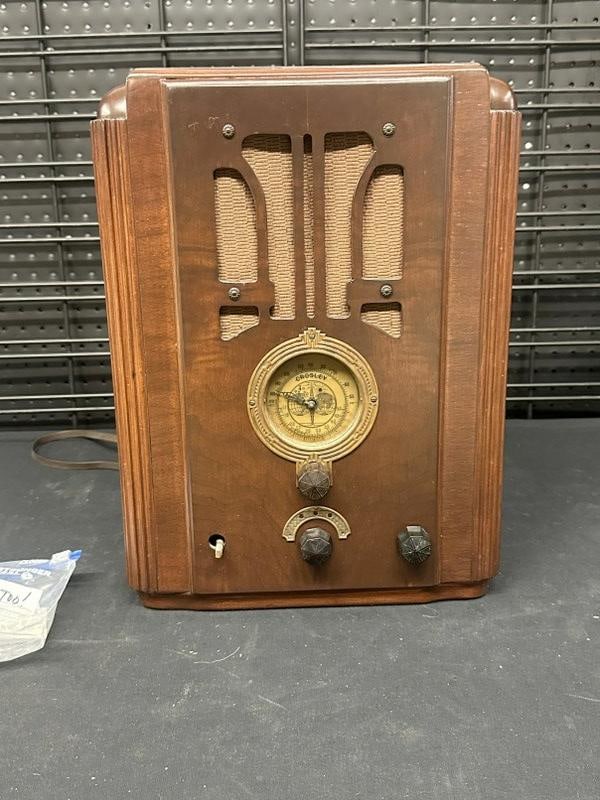 CROSLEY old wood table top radio, nice and clean body, ( one knob is off, we have two extra knobs, (1 of 6)
