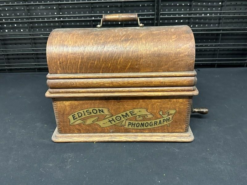 EDISON HOME PHONOGRAPH in estate found condition, I cranked it, didn't run, just as we found it in: EDISON HOME PHONOGRAPH in estate found condition, I cranked it, didn't run, just as we found it in the estate. The movement looks clean and case in nice overall condition.