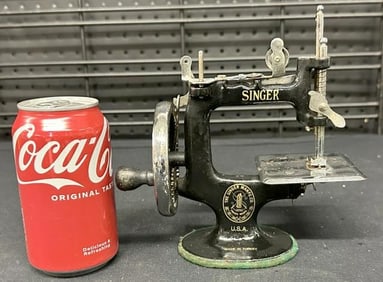 SINGER miniature sewing machine, nice estate found condition, ( MADE IN TURKEY ), measures 7" front
