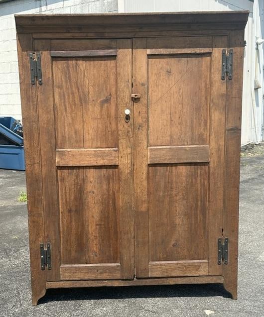 Nice double door Hudson Valley cupboard, has dovetailed construction on top as pictured, from West (1 of 6)