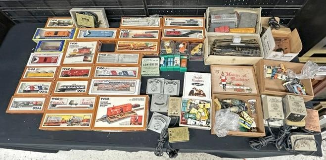 Big estate lot HO gauge trains and slot cars, all trains in boxes, different Makers, some (1 of 16)