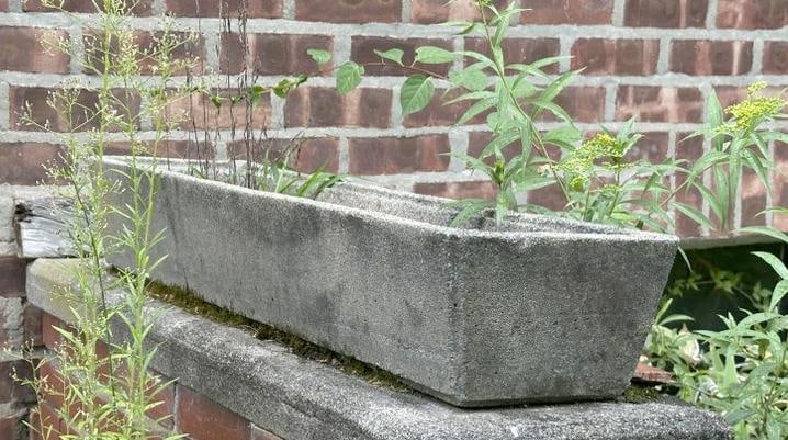 Nice older concrete garden planter with Eagle on side, nice condition. (1 of 3)