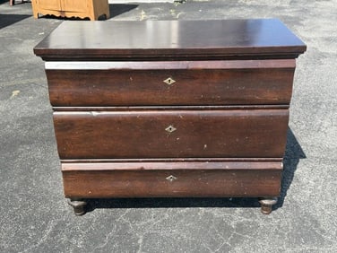 Guido Zichele for Bloomingdale's decorative 3 drawer chest with lined drawers, in very nice clean