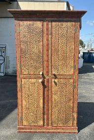 Wonderful folk art grain painted (4) door cupboard with horn knobs on the (4) doors. Has a few