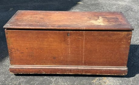 19th century dovetailed pine blanket box, with till, and original strap hinges. Old finish,