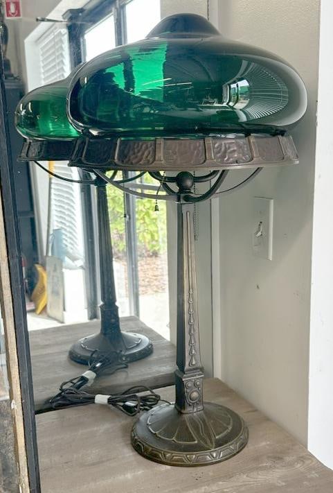 Wonderful bronze Arts & Crafts table lamp, unsigned, nice patina, with green glass shade ( most (1 of 6)