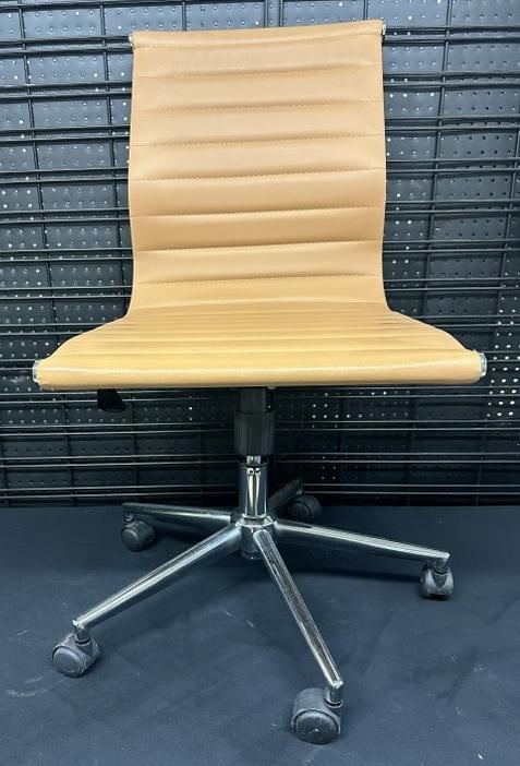 Nice clean operating smoothly swivel office chair with adjustable seat…..from nice local estate. (1 of 3)