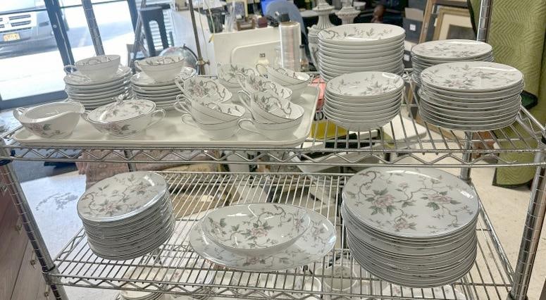 102 pcs. NORITAKE dishes ( CHATHAM pattern ), nice estate condition, just as we found (1 of 8)