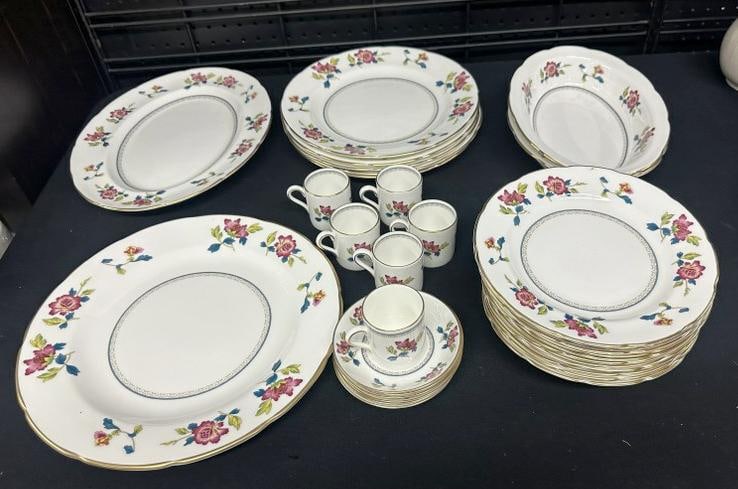 Lot WEDGWOOD dishes ( CHINESE FLOWERS pattern ), includes 5 dinner plates, 12 salad plates, 6 (1 of 6)