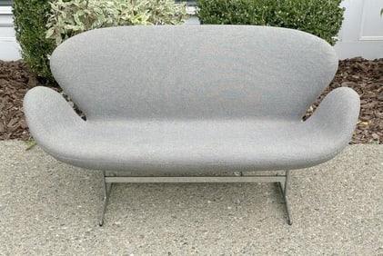 Arne Jacobsen SWAN SOFA for Fritz Hansen, gray fabric, aluminum base intact, one small belmish on