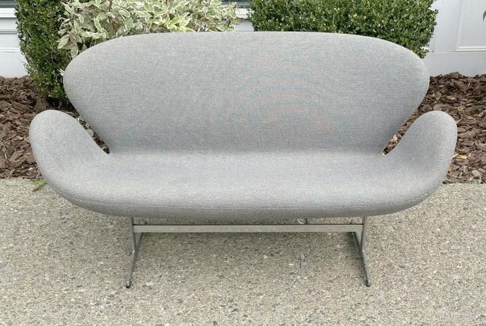 Arne Jacobsen SWAN SOFA for Fritz Hansen, gray fabric, aluminum base intact, one small belmish on (1 of 7)