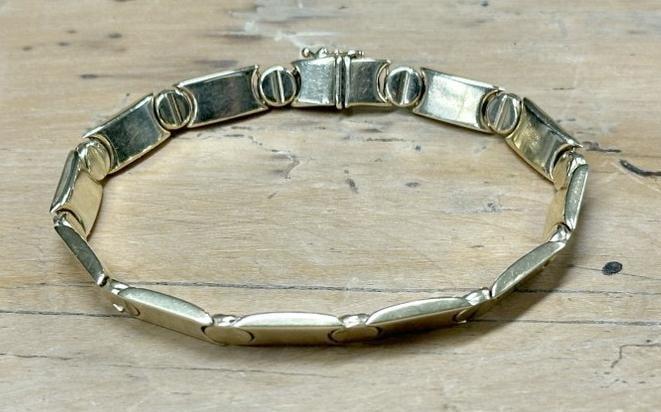 14K ladies bracelet from local estate we are selling, fine condition, weighs 8.0 pennyweights,: 14K ladies bracelet from local estate we are selling, fine condition, weighs 8.0 pennyweights, measures 8" long.