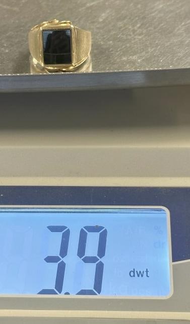 10K Men's ring with onyx, nice overall condition, weighs 3.9 pennyweights…..size 9, from local: 10K Men's ring with onyx, nice overall condition, weighs 3.9 pennyweights…..size 9, from local estate in the Hudson Valley…..