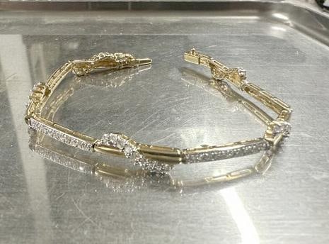 18K (tests ) diamond bracelet, measures 7.5" long and weighs 7.3 pennyweights…..from fine estate,: 18K (tests ) diamond bracelet, measures 7.5" long and weighs 7.3 pennyweights…..from fine estate, fine condition…..