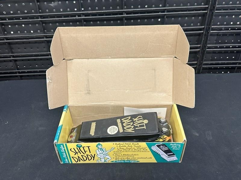 DANELECTRO SHIFT DADDY pitch shift pedal in box with very little use….from local estate of a: DANELECTRO SHIFT DADDY pitch shift pedal in box with very little use….from local estate of a Musician….