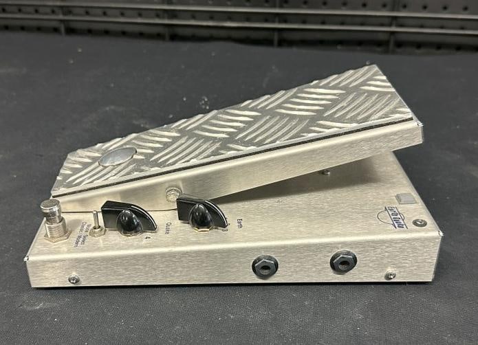 MUSICIAN SOUND DESIGN Earth Quake wawa for base & synthesiser…..( missing battery cover on bottom (1 of 5)