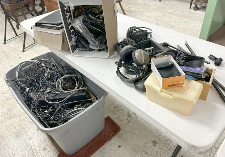 Estate lot from Hudson Valley Musicians estate to include tub of cords and plugs, some headphones: Estate lot from Hudson Valley Musicians estate to include tub of cords and plugs, some headphones and related accessories, just as we found them, quite a bit there…..good lot for a dealer or Musicia