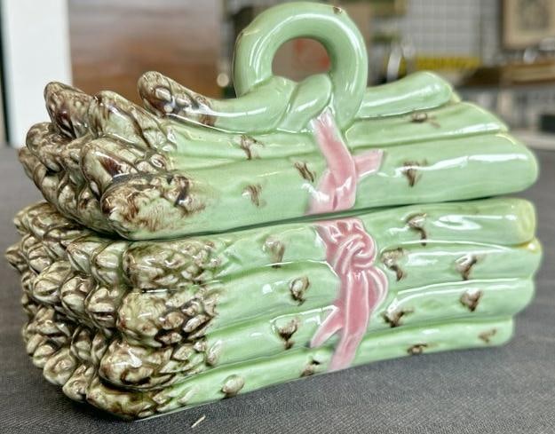 Vintage Bordallo Pinheiro asparagus tureen, no ladle, very nice estate condition. Measures 7" wide.: Vintage Bordallo Pinheiro asparagus tureen, no ladle, very nice estate condition. Measures 7" wide. From Hudson Valley estate.