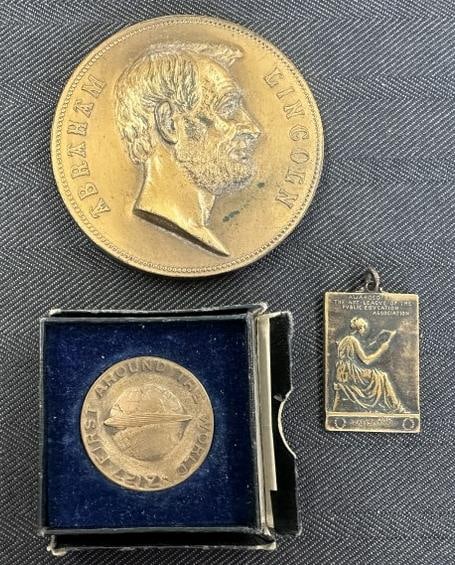 (3) bronze tokens and fob, to include Abraham Lincoln Memorial that measures 3" across, a fob from (: (3) bronze tokens and fob, to include Abraham Lincoln Memorial that measures 3" across, a fob from ( AWARDED BY THE ART LEAGUE OF THE PUBLIC EDUCATION ASSOCIATION & a double sided DR. HUGO ECKNER (192