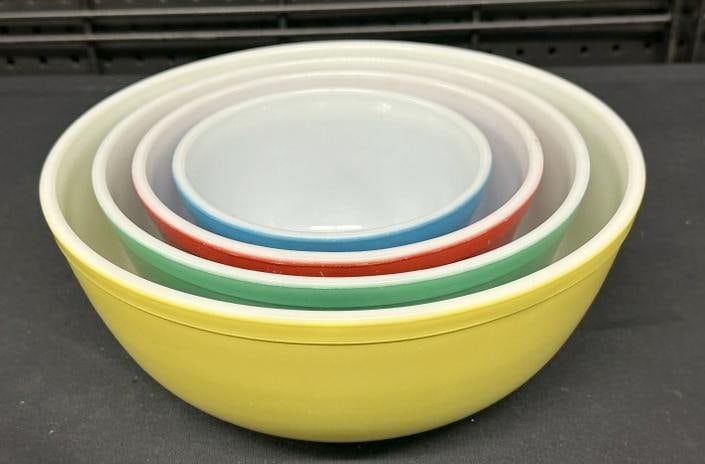 Nice graduated nest PYREX bowls from 1960's, in fine condition, from local estate. Also added to lot (1 of 6)