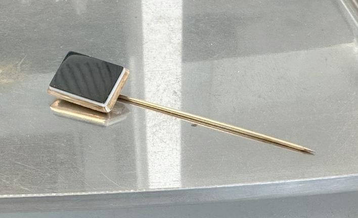 Oversized 14k & onyx stick pin, from estate collection we are selling, weighs 4.1 dwt. Nice overall: Oversized 14k & onyx stick pin, from estate collection we are selling, weighs 4.1 dwt. Nice overall condition.