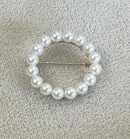 14K round pearl pin, from fine estate in Hudson Valley, very nice condition, measures 1.25" across.: 14K round pearl pin, from fine estate in Hudson Valley, very nice condition, measures 1.25" across. Weighs 2.8 pennyweights.