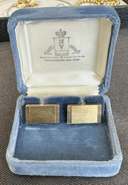14K cuff links from fine estate in Hudson Valley. In fine condition, in original box, they weigh: 14K cuff links from fine estate in Hudson Valley. In fine condition, in original box, they weigh 10.4 pennyweights.