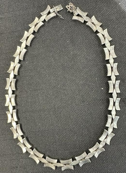 Beautiful vintage STERLING SILVER necklace, great form, measures 19" long. From estate collection we (1 of 4)