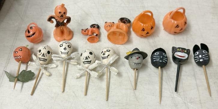 Estate lot of older HALLOWEEN cake toppers and small plastic pumpkins…..nice overall condition. (1 of 2)