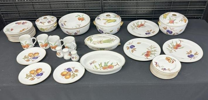 ROYAL WORCESTER big lot from fine estate in Scarsdale, N.Y. In overall very nice condition, covered (1 of 4)