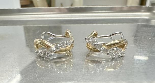 14K diamond earrings, each earring has (7) graduated size diamonds, fine estate condition. The: 14K diamond earrings, each earring has (7) graduated size diamonds, fine estate condition. The earrings weigh 2.3 pennyweights.