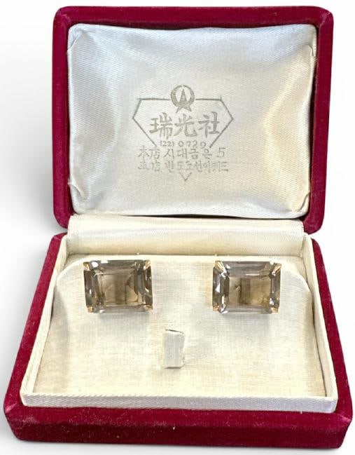18K smoky quartz men's cuff links, from loal estate we are selling. Total weight is 10.5: 18K smoky quartz men's cuff links, from loal estate we are selling. Total weight is 10.5 pennyweights, in original box with Chinese stamp?.