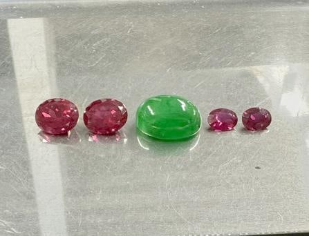 Estate lot of loose stones, from fine Woodstock, N.Y. estate ( looks like (2) pairs of rubies (?): Estate lot of loose stones, from fine Woodstock, N.Y. estate ( looks like (2) pairs of rubies (?) possibly were purchased to make earrings, and (1) jade stone possibly purchased to make a ring. These 