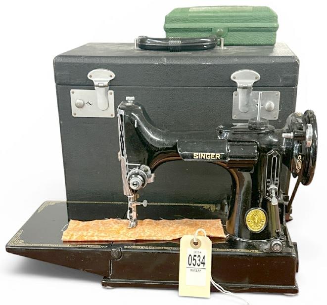 Singer Featherweight sewing machine in working order, has no cord, from home of Woman who used to be (1 of 1)
