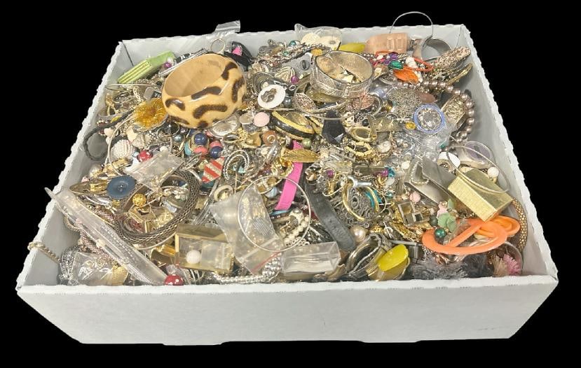 BIG lot vintage estate COSTUME JEWELRY, a lot there to sort or repurpose, from NY estate?..good lot (1 of 1)